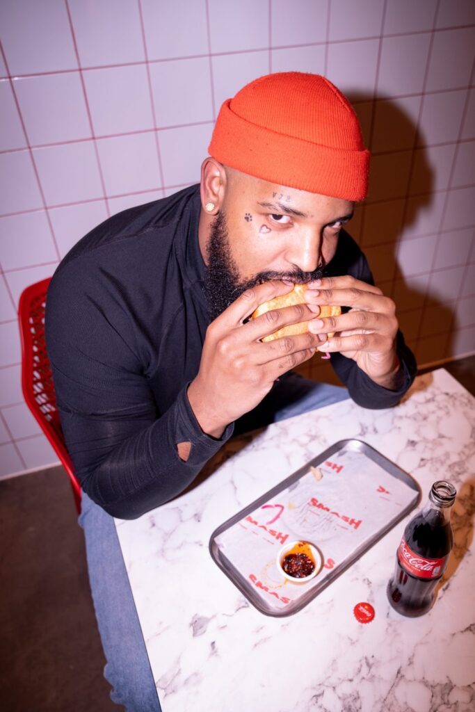 Gast eet een smash burger bij Smash Burgers Rotterdam