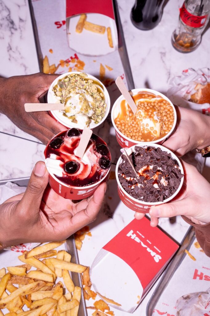 Vier soft serves met toppings in Smash-bekers